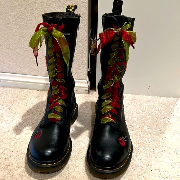 DR. MARTEN 14-eye Vonda Casual Boot! Roses and stems embroidered. Good condition - Picture 3 of 8
